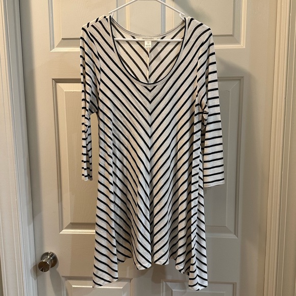 Motherhood Maternity Long Asymmetrical Light sweater - Picture 2 of 4